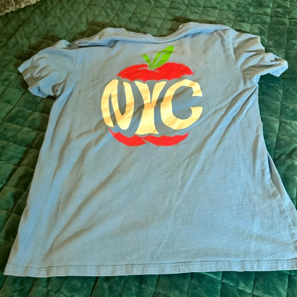 Levi’s Men’s NYC (Big Apple) Light Blue Tee. Medium